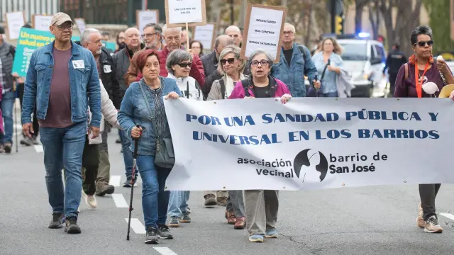Un momento de la marcha celebrada este jueves por la tarde por los vecinos del barrio de San José de Zaragoza