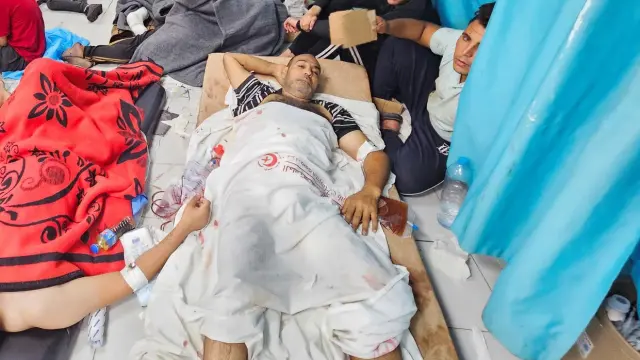 Los palestinos heridos en ataques israelíes yacen en el suelo mientras son asistidos en el hospital indonesio después de que el hospital Al Shifa quedara fuera de servicio