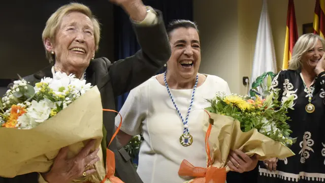 Pepa Laclaustra y María Carmen Larroche, agradeciendo el reconocimiento del Colegio de Enfermería de Huesca.