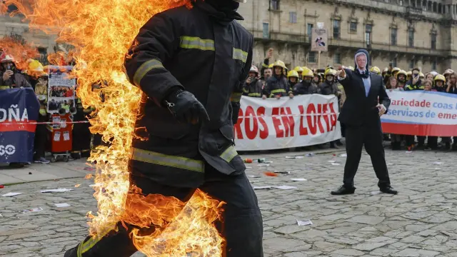 Un bombero comarcal se quema a lo bonzo en la plaza del Obradoiro de Santiago para denunciar la precariedad laboral del sector en Galicia.
