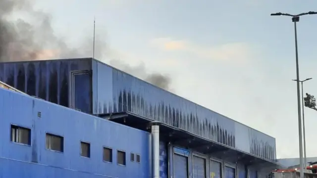 Bombers de Barcelona trabaja con 21 dotaciones en un incendio en una empresa de la Zona Franca