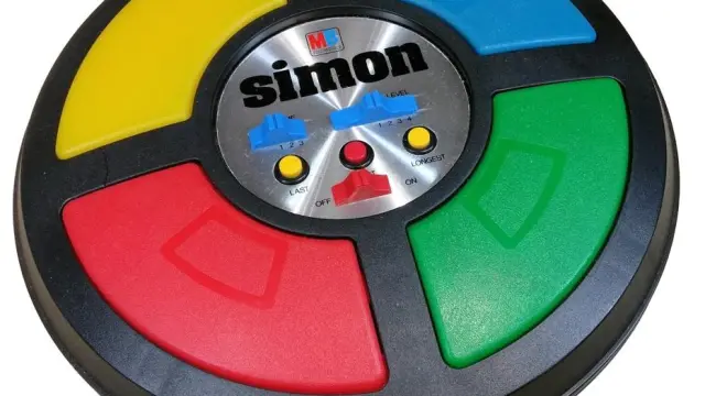El funcionamiento de este juguete llamado Simon se basa en secuencias de destellos de colores que hay que recordar y repetir.