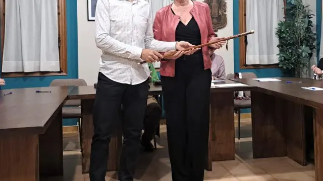 Alfredo Sancho entrega el bastón de mando a la nueva alcaldesa de Benabarre, Yolanda Castelló.