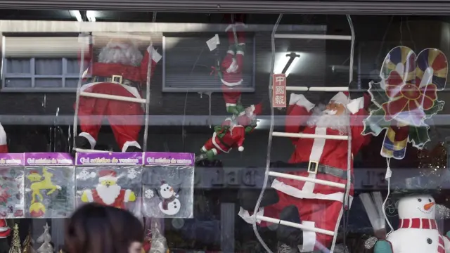 Decoración navideña en el escaparate de un bazar oriental del centro de Zaragoza.