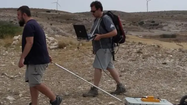Dos de los investigadores de IUCA realizando la prospección de georradar en la mina a cielo abierto de Las Leandras, en La Muela (Zaragoza).