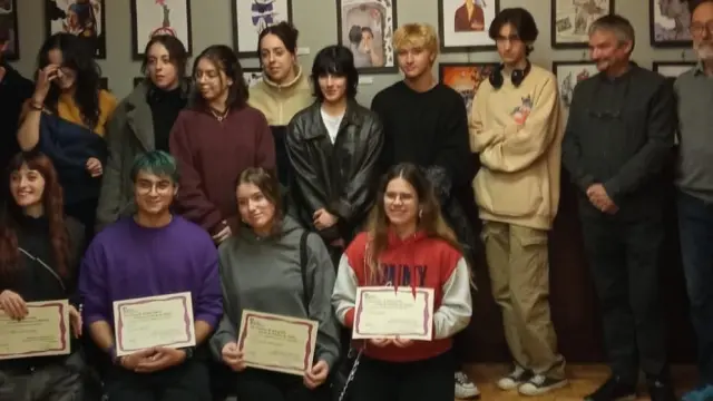 Imagen de los premiados y de la inauguración de la exposición contra la violencia de género en el local de la Asociación de María Auxiliadora de Huesca.