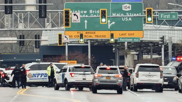 Vehículos de seguridad en la frontera entre EEUU y Canadá tras la explosión de un vehículo.