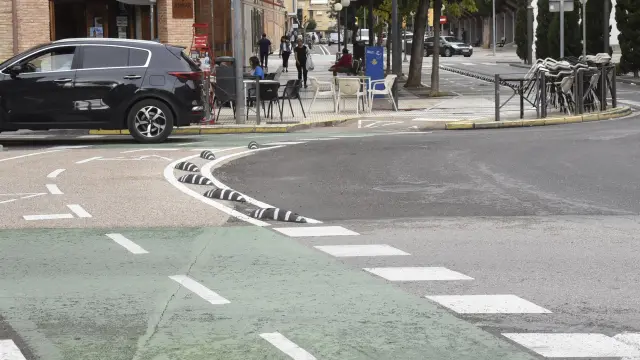 Los vecinos critican el carril bici de la calle San Jorge de Huesca por su "peligrosidad" y por haber quitado aparcamientos.