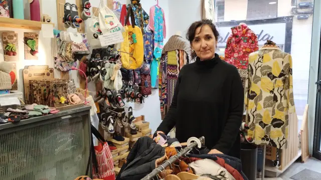 Sonia Oliveros en su tienda, Los mundos de Sonia.