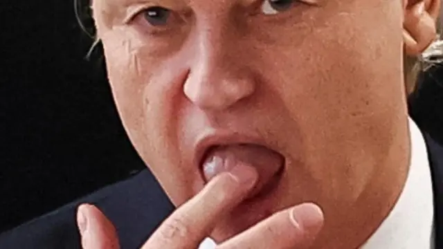 Dutch far-right politician and leader of the PVV party, Geert Wilders licks his finger as he meets with members of his party at the Dutch Parliament, after the Dutch parliamentary elections, in The Hague, Netherlands November 23, 2023. REUTERS/Yves Herman TPX IMAGES OF THE DAY [[[REUTERS VOCENTO]]]