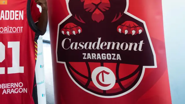 Thad McFadden posa con la camiseta del Casademont Zaragoza.