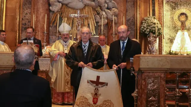 Entrega del manto de la Virgen del Pilar por parte de la Junta Coordinadora de Cofradías de Zaragoza en su 75 aniversario.