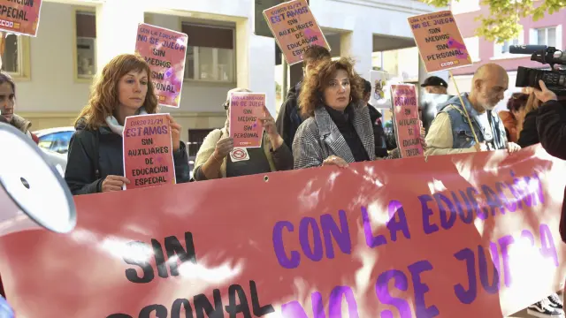 Concentración frente a la dirección provincial de Educación en Huesca para exigir más auxiliares de educación especial.