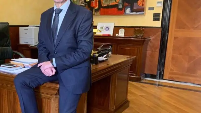 El delegado del Gobierno en Aragón, Fernando Beltrán, en su despacho, este martes.