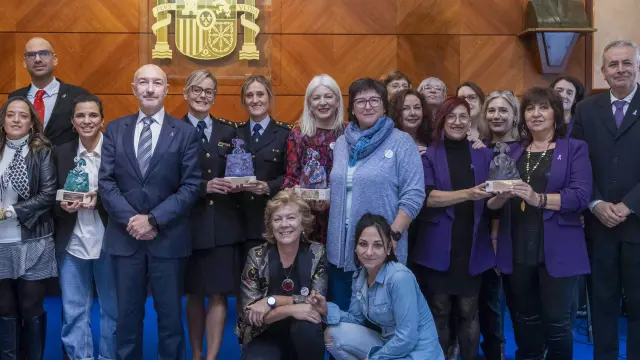 El delegado del Gobierno en Aragón, Fernando Beltrán (6i), posa con los premiados durante el acto de entrega de los Reconocimientos Meninas con motivo de la celebración del Día Internacional contra la Violencia hacia la Mujer