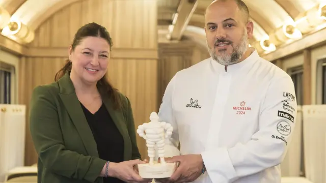La directora de sala, Ana Acín, y el jefe de cocina, Eduardo Salanova, ya lucen orgullosos la estrella Michelin del Canfranc Express.