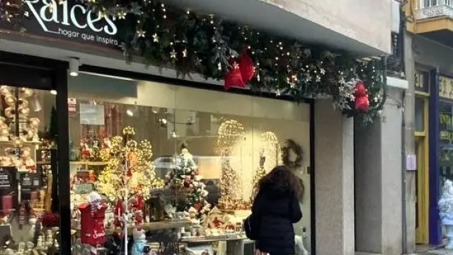 Comercios con ambientación navideña en el Coso Bajo de Huesca.