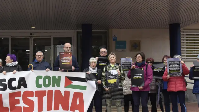 Concentración de Amnistía Internacional de apoyo a los sanitarios de Gaza a las puertas del Hospital San Jorge de Huesca.