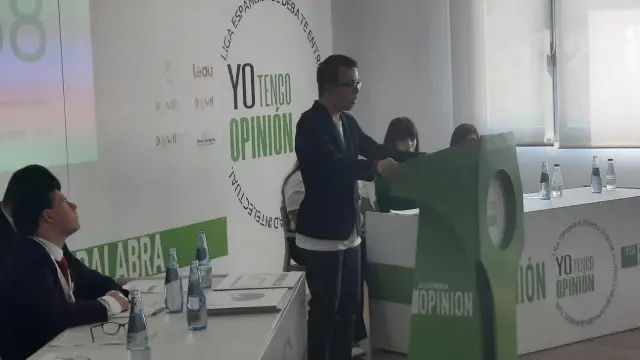 Uno de los miembros de debate de Fundación Down Zaragoza durante su último minuto de palabra.