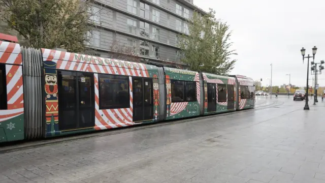 El tranvía de Zaragoza decorado para la Navidad