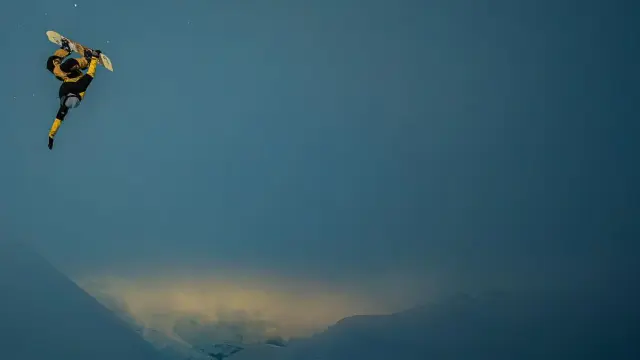 Fotografía del salto de Alejandro Arellano en Astún, premiada por los Red Bull Illume.