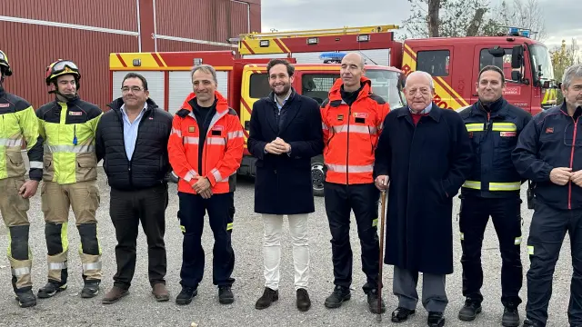 El presidente de la Diputación de Huesca, Isaac Claver, durante su visita la semana pasada al antiguo parque comarcal de bomberos de Monzón.