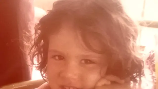 Cecilia, con cuatro años, en un chiringuito de la playa en Torredembarra.