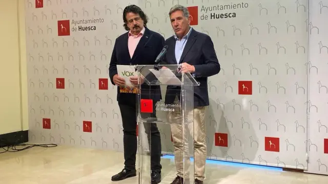 José Luis Rubio (izquierda) y Ricardo Oliván durante la rueda de prensa de este martes en el Ayuntamiento de Huesca.