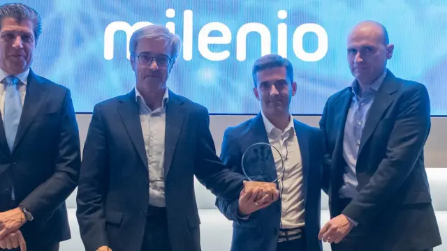 José Vicente Hernández, Fabien Bouyssou y Héctor Larena, representantes de CAF, con el premio Fersa a la Innovación Industrial junto a Carlos Oehling, consejero delegado de Fersa.