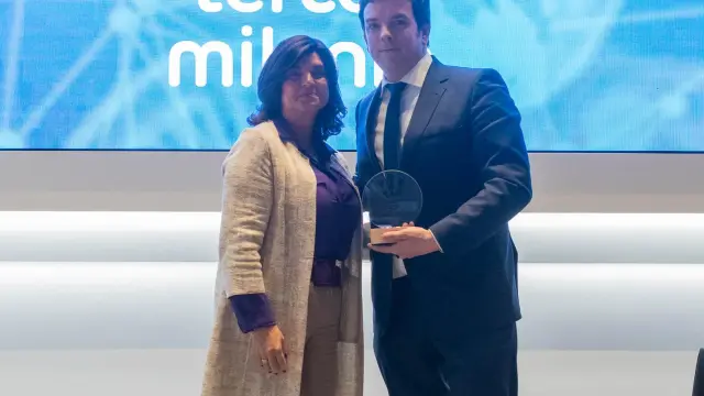 Alberto Schuhmacher recogió el premio especial Puente entre Ciencia y Sociedad, en nombre de Carlos López Otín, de manos de Paloma de Yarza, presidenta de HERALDO.