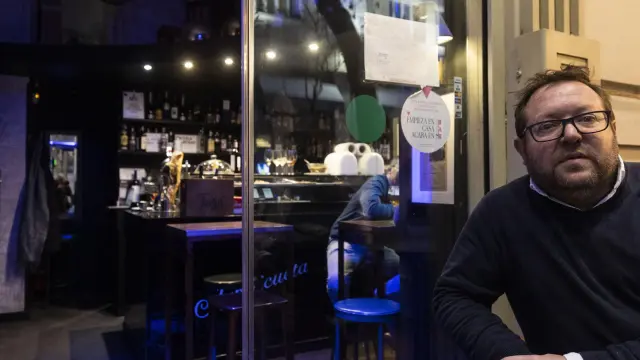 Alfredo, el propietario del que quizá sea uno de los bares más pequeños de España.