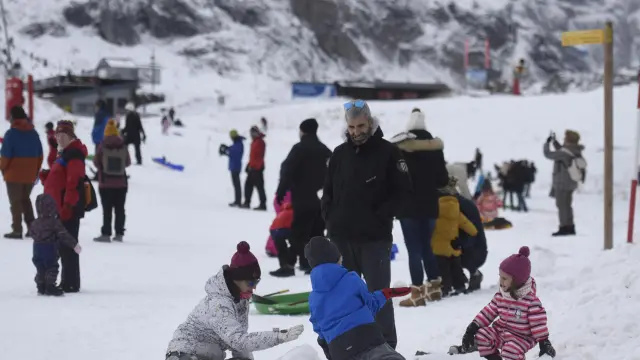 Turistas divirtiéndose en la estación de esquí de Cadanchú.