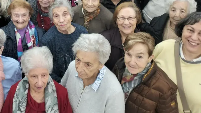 Una decena de mujeres nonagenarias aragonesas, sorprendidas por el equipo de la peluquería Moni'k de Zaragoza