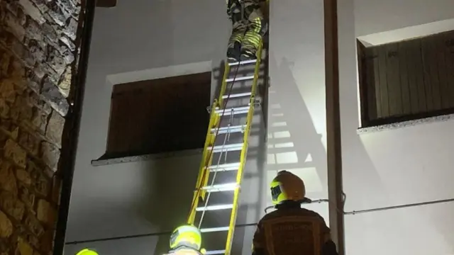 El incendio afectó a la chimenea del edificio