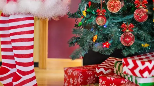 Imagen de archivo de regalos de Navidad debajo del árbol