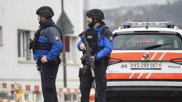 Dos policías suizos, en el lugar del ataque.