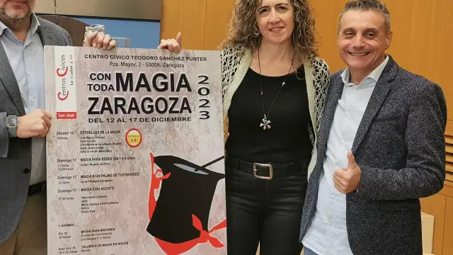 El consejero de Participación y Régimen Interior del Ayuntamiento de Zaragoza, Alfonso Mendoza, acompañado por Javi El Mago, ha presentado hoy el evento