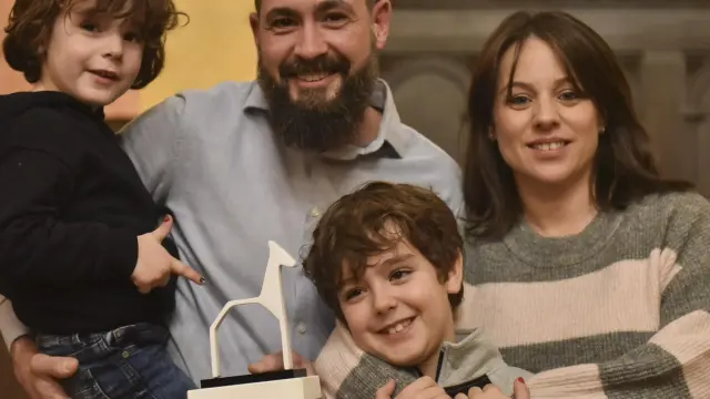 Raúl Bernal con su mujer, Silvia Buil, y sus dos hijos, Martín y Teo, con el reconocimiento del Ayuntamiento de Huesca por sus premios nacionales de chocolatería de este 2023.