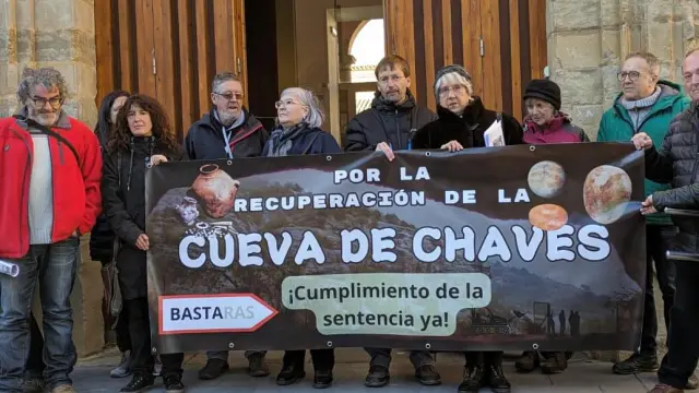Acto a favor de la recuperación de la cueva de Chaves frente al Museo de Huesca.