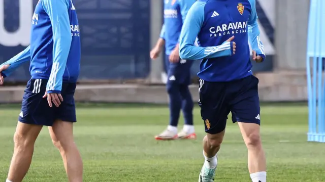 Alberto Vaquero y Pau Sans, durante el entrenamiento del Real Zaragoza del miércoles en la Ciudad Deportiva.