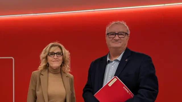 Silvia Salazar y José María Romance, en la presentación de las enmiendas del PSOE al borrador de presupuestos del Ayuntamiento de Huesca.