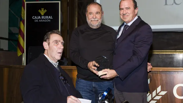 Dos de los socios de Teatro Arbolé, Esteban Villarocha e Iñaqui Juárez, recibieron el premio de Eliseo Lafuente, director general de HERALDO.