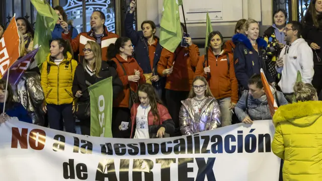 Protesta de los trabajadores de Airtex contra la deslocalización de la producción a Rumanía, el pasado lunes.