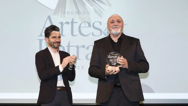 Gabriel Sopeña fue galardonado con el Premio de la Música, que entregó Roberto Isasi, director de Marca de HENNEO.