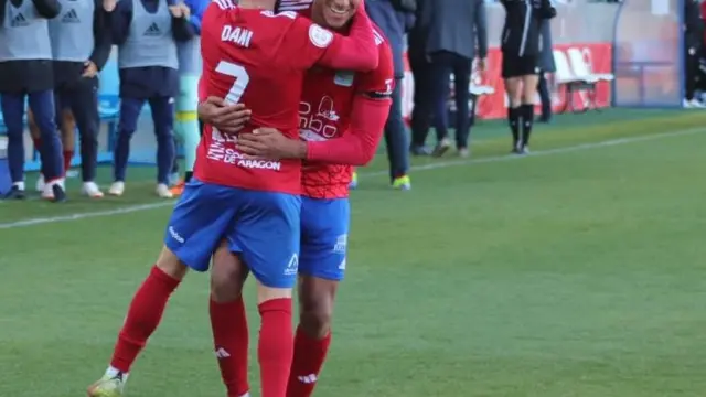 Pichín y Mounir celebrando el 1-0 a favor del Tarazona.