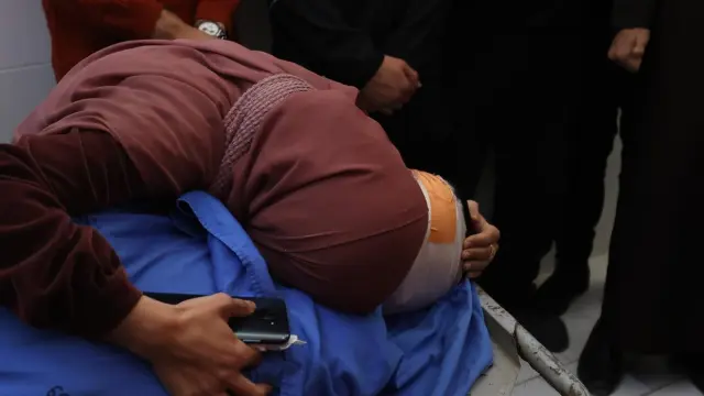 Una familiar, rota de dolor junto al cuerpo de una de las cinco víctimas mortales tras el ataque israelí a los campos de refugiados de Tulkarem y Nur Shams, en la Cisjordania ocupada