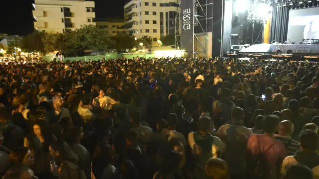 Más de 3.000 personas habían llenado la explanada del Palacio de Congresos para disfrutar del concierto de Lola Índigo en las Fiestas de San Lorenzo de Huesca.