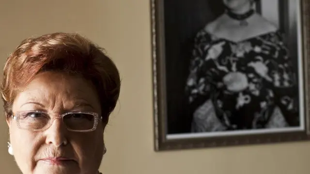 Pilarín Bueno, en su domicilio zaragozano en 2011, ante una foto de su época dorada.