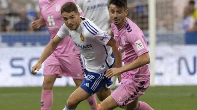 Manu Vallejo, con Jair al fondo, en una disputa en el Real Zaragoza-Eldense de la primera vuelta, en septiembre.