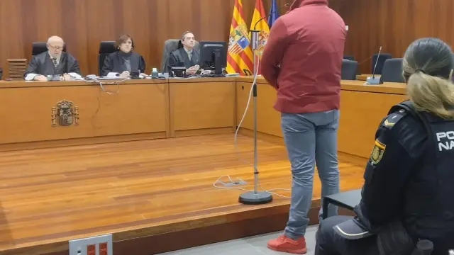 El acusado, durante el juicio celebrado ayer en la Audiencia de Zaragoza.